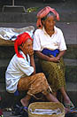 à Ubud, village balinais en Indonésie, femmes au marché