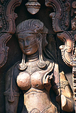 Apsara de Banteay Srei un Temple d'Angkor au Cambodge par Lolo Lemaire photographe journaliste graphiste