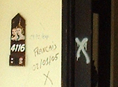 Au Sofitel de Khao Lak, les portes des touristes disparus sont marquées d'une croix