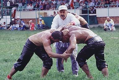 L'homme qui n'est pas intelligent peut devenir lutteur dit un proverbe turc