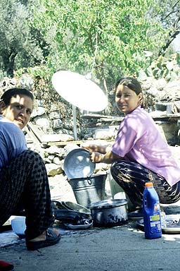 La fille et la belle-fille d'une famille de nomades récemment sédentarisée