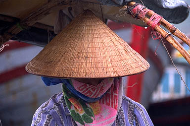 Le foulard maintient le chapeau mais surtout, protège le nez et la bouche du soleil, de la pluie et de la pollution
