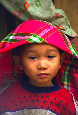 enfant des montagnes de Sapa près de Lao Caï et de la frontière chinoise