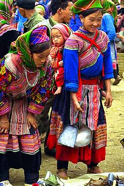 Les Giays au marché du dimanche à Bac Ha