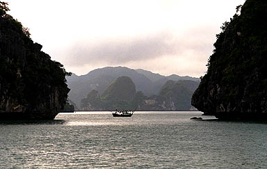 La baie d'Along, au nord-est d'Haiphong